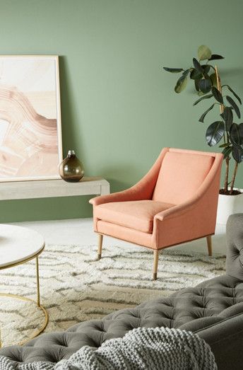 fauteuil contrastant sur le mur vert